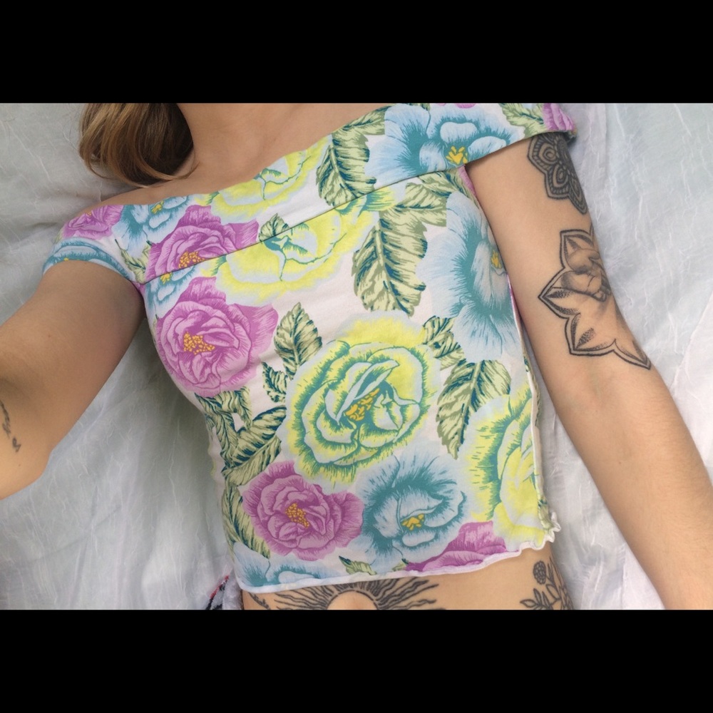 Floral off the shoulder crop top 💕